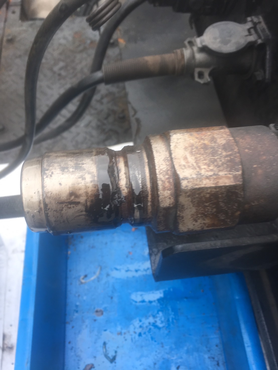トレーラーダンプの油圧配管カプラ交換 出張修理